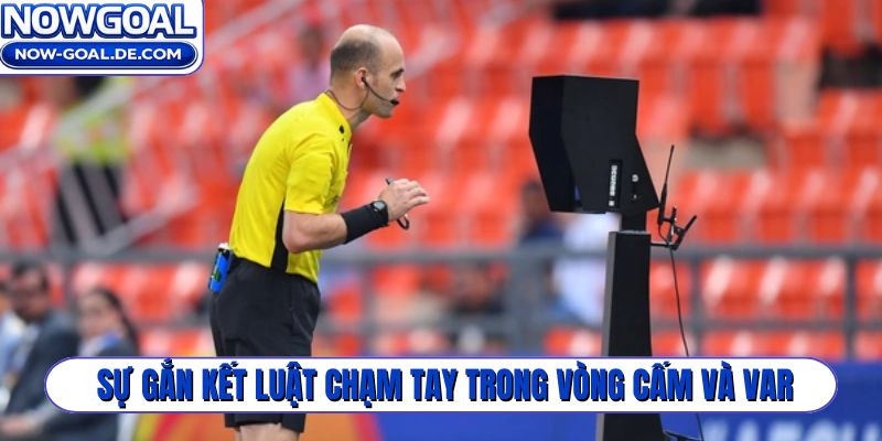 Sự gắn kết luật chạm tay trong vòng cấm và công nghệ VAR